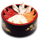 Menu chirashi assortiments dans un grand bol de riz vinaigré