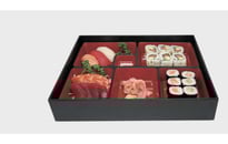 Menu bento 3 sushi assortis, 3 gyoza, 6 saumons roll's cheese, 2 brochettes de saumon