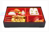 Menu bento 3 sushi assortis, 8 sashimi, 6 california saumon avocat, 3 brochettes