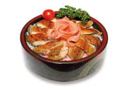 Menu chirashi d'anguille grillée dans un grand bol de riz vinaigré