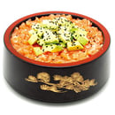 Menu chirashi avocat saumon dans une grand bol de riz vinaigré